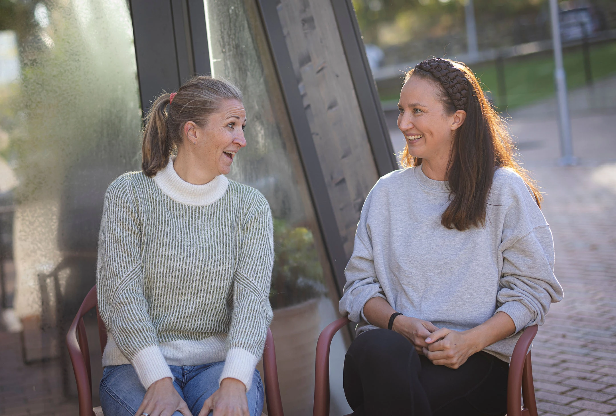 To kvinner som prater sammen i et drivhus