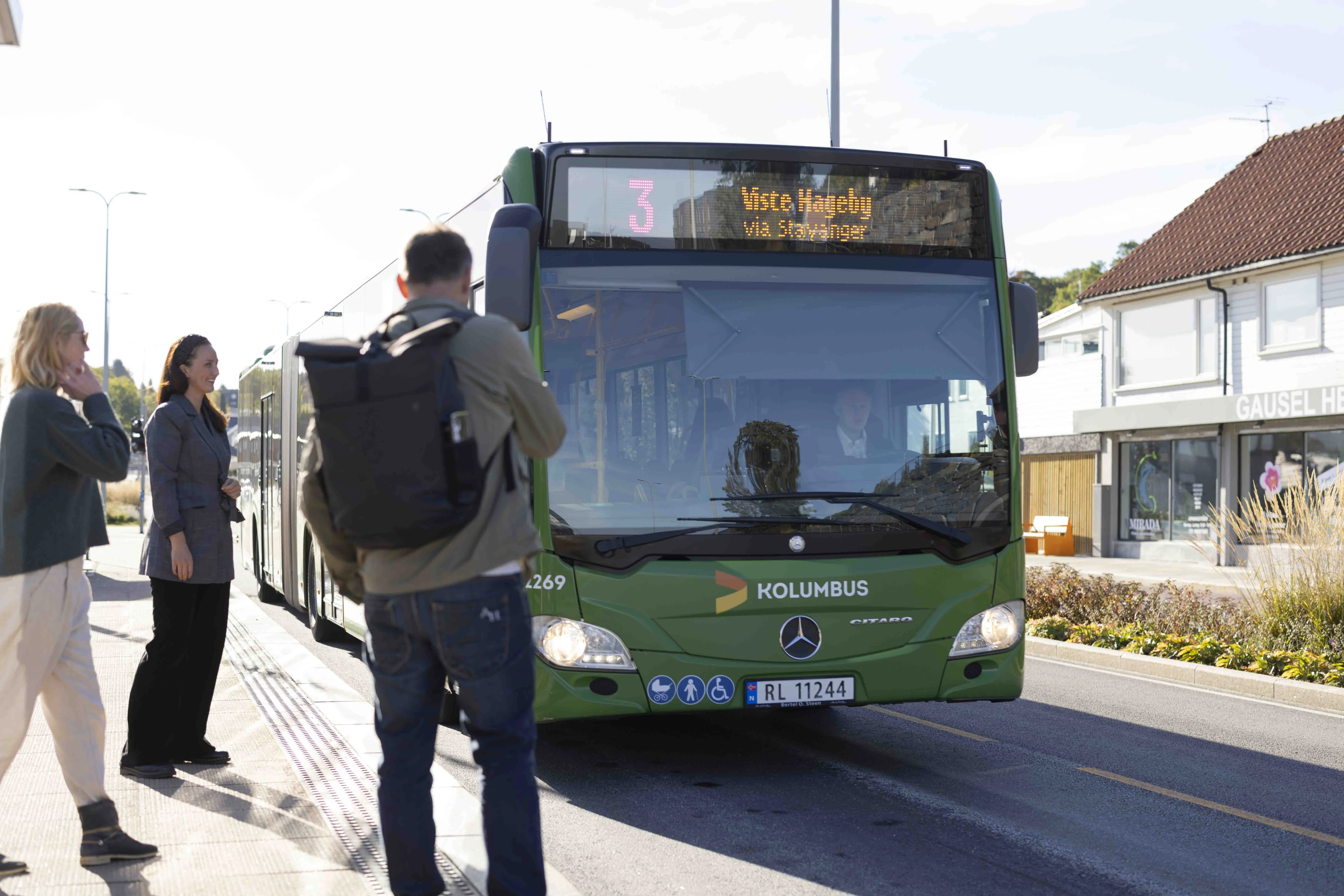 Buss på Bussveien med passasjerer ved holdeplassen