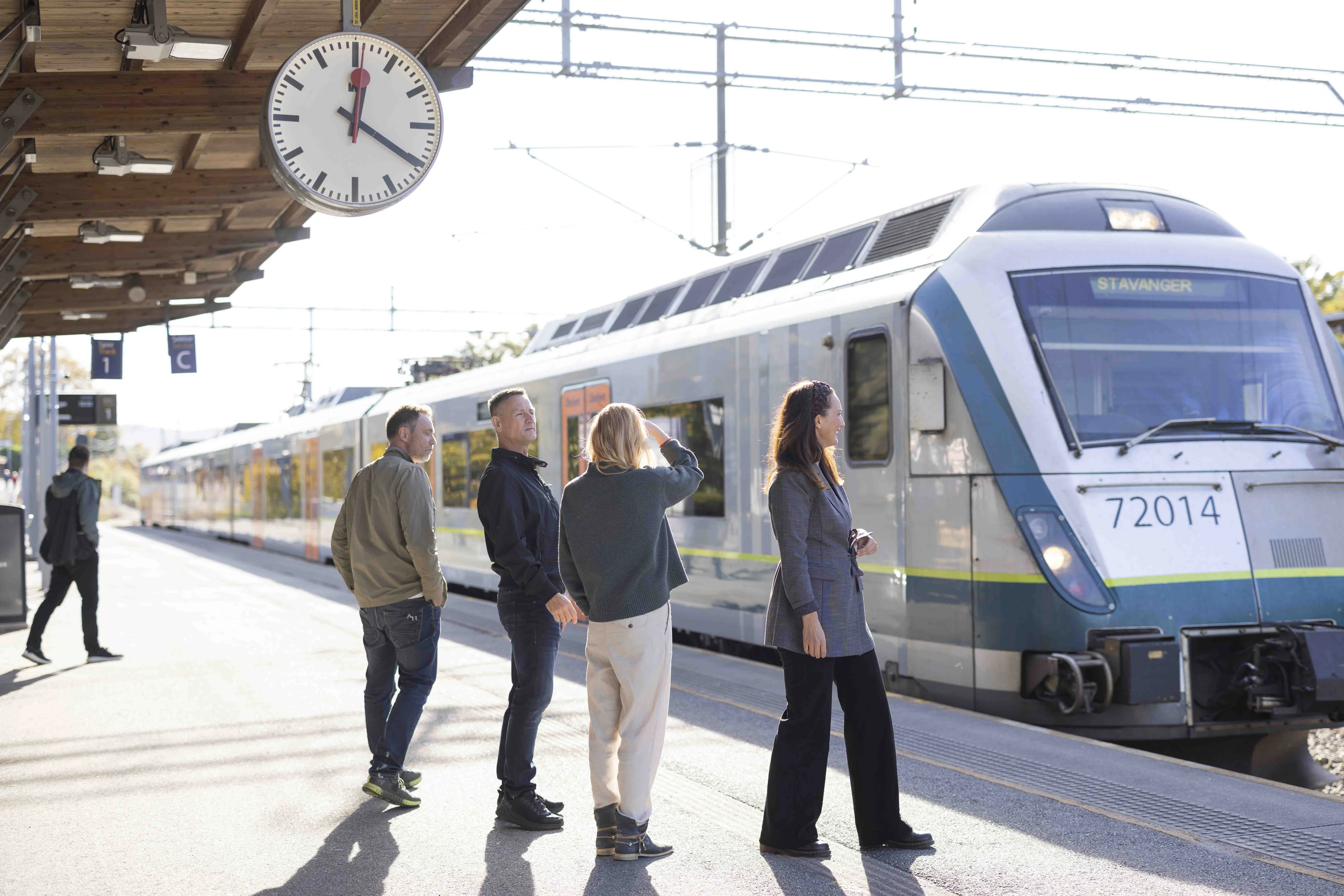 Tog ankommer Jåttåvågen stasjon