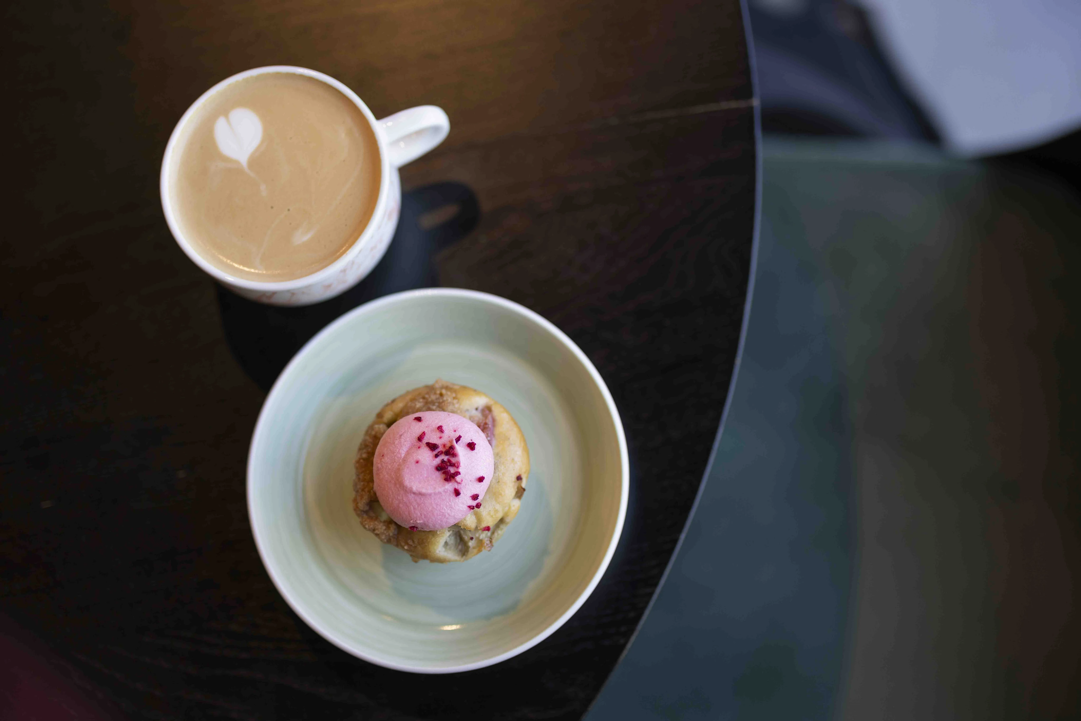 Kaffe og bakst på et kafébord