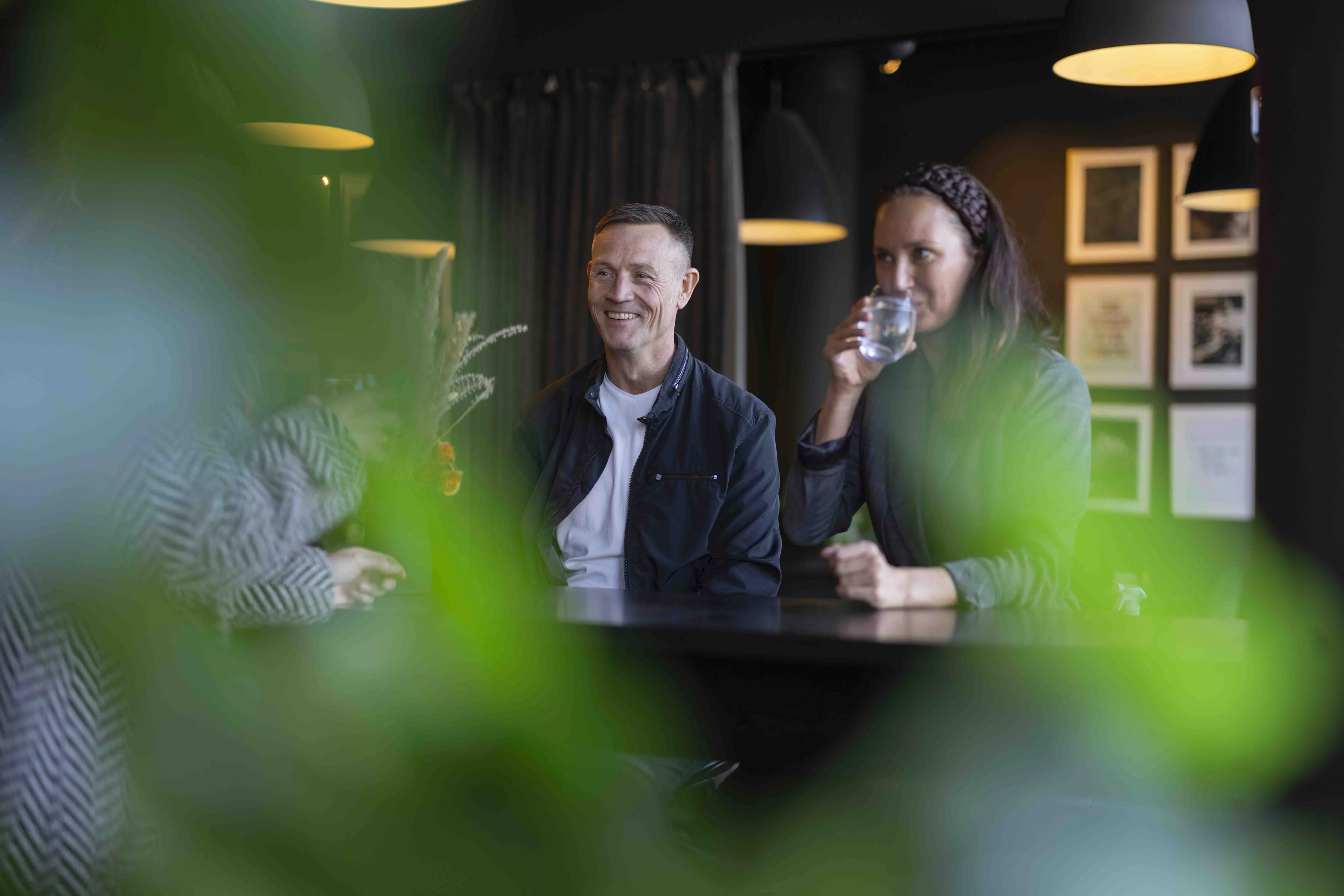 To personer på en pub