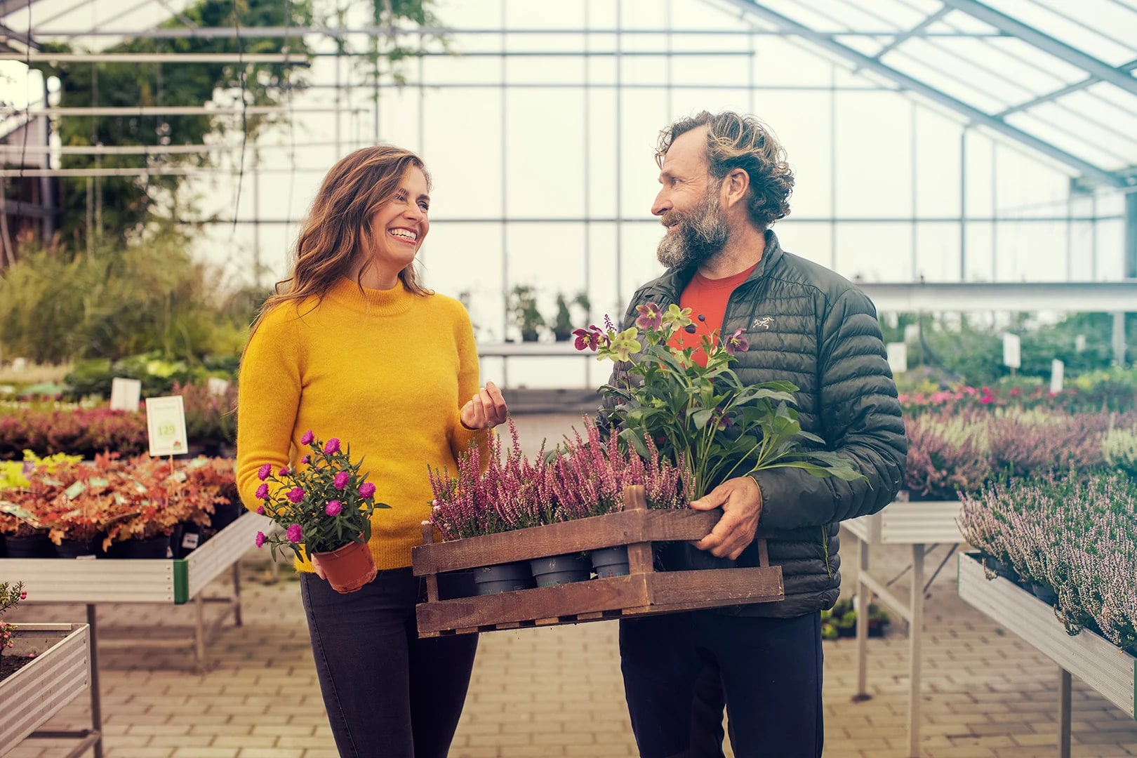 To personer med blomster i et gartneri