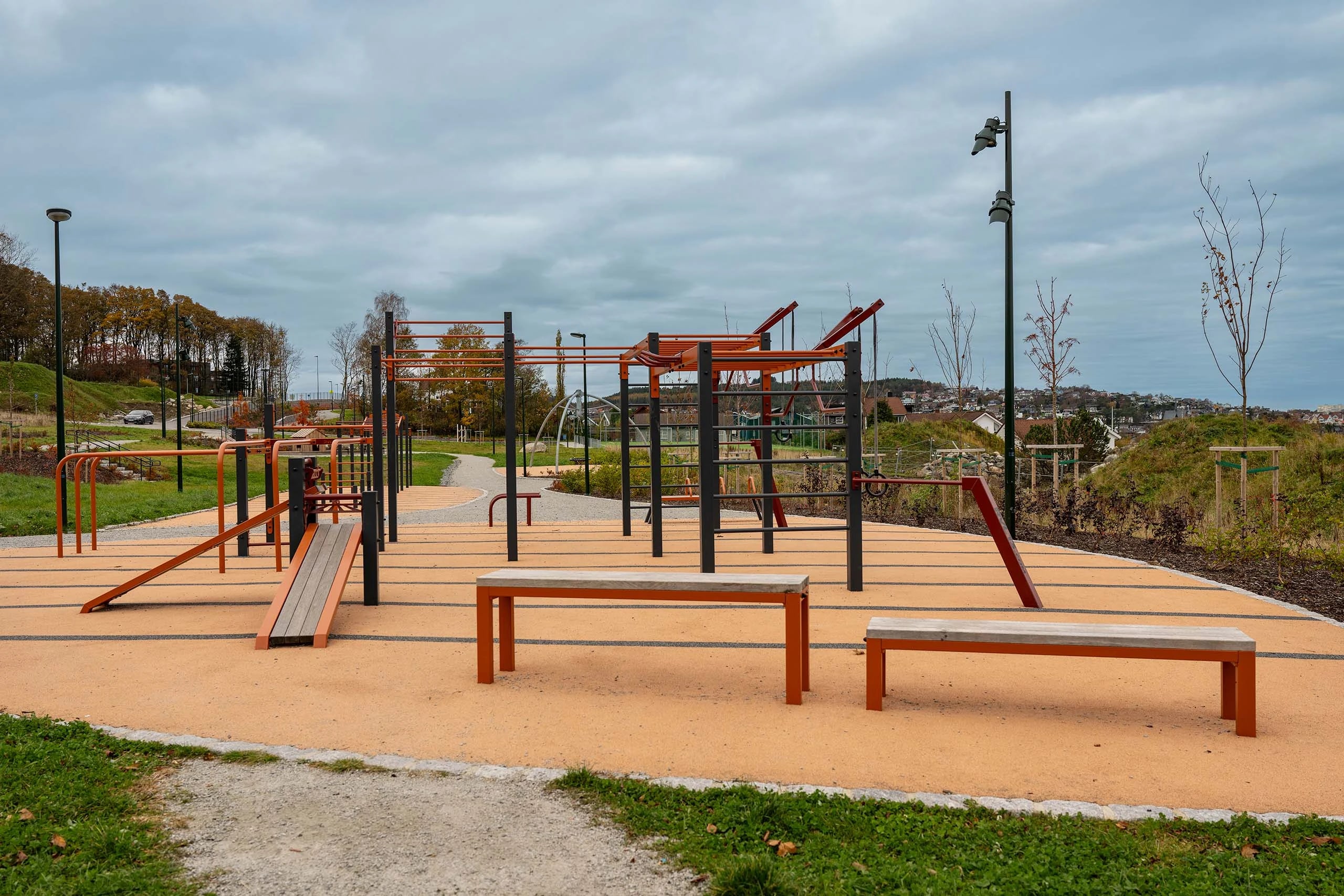 Utendørs treningspark med treningsapparater